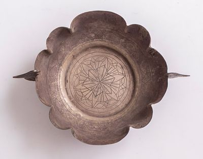 קערת כסף אסיאתית, ככל הנראה אפגניסטן, 1900 בקירוב. מעוטרת בזוג ידיות בדמות ציפורים. אורך: 16 