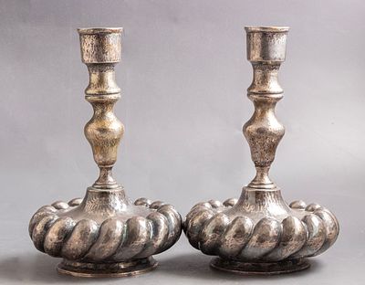 זוג פמוטי כסף. גובה: 19 ס"מ. משקל כולל: 690 גרם. לא נמצאה חתימה, הכסף נבדק.מקור: אוסף האמנות של 