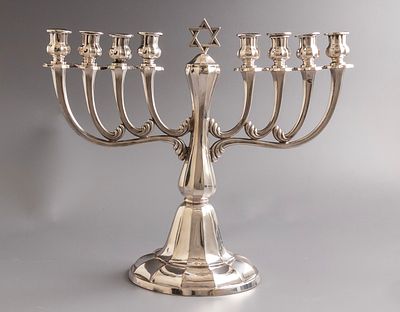 חנוכיית כסף, גרמניה. חנוכיית כסף סטרלינג, גרמניה, ראשית המאה ה-20 בקירוב. מעוטרת במגן דוד. ישנה 