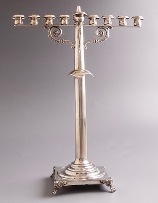חנוכיית כסף, גרמניה, אוגסבורג, 1749/51. ניצבות על 3 רגלי חיה. גובה: 40 ס"מ. משקל כולל: 585 גרם. 
