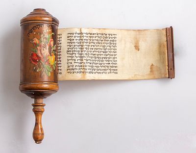 מגילת אסתר בבית מגילה מעץ. מגילת אסתר כתובה ביד על קלף. מגילת "המלך", נתונה בנרתיק עץ מעוטר 