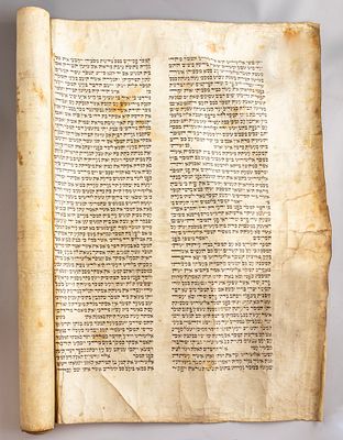 מגילת אסתר על קלף. מגילת אסתר כתובה ביד על קלף. נתונה בנרתיק פליז נושא חריטה בעברית: "ביקור 