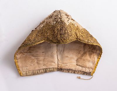 כובע אירופאי לאישה, ככל הנראה גרמניה/פולין, המאה ה-19. בד משי ברוקד וכותנה; רקמת חוטי מתכת 