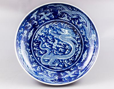 צלחת פורצלן סינית, שושלת צ'ינג (Qing). צלחת פורצלן סינית כחול-לבן, שושלת צ'ינג (Qing). מעוטרת 