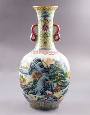 כד פורצלן סיני, Famille Rose, שושלת צ'ינג (Qing). מעוטר בצביעת יד במראה נופים ומוטיבים צמחיים. 