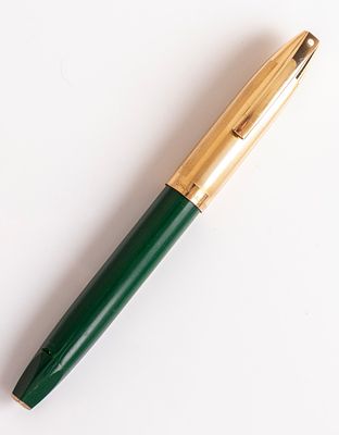 עט נובע, Sheaffer PFM V. עט נובע תוצרת Sheaffer, דגם PFM V, גוף בצבע ירוק עם מכסה מצופה זהב. 