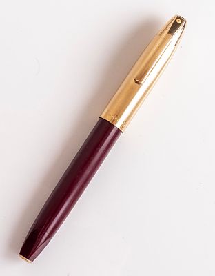 עט נובע, Sheaffer PFM V. עט נובע תוצרת Sheaffer, דגם PFM V, גוף בצבע בורגונדי עם מכסה מצופה זהב. 
