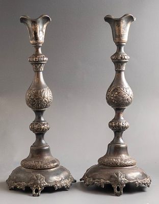 פמוטי כסף, רוסיה. זוג פמוטי כסף 84, רוסיה, 1900 בקירוב. מעוטרים עבודת בלט וחריטה עם מוטיבים 