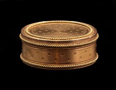 French gold Snuff Box. Circa 1785 French 18K gold round snuff box with guilloché decoration 