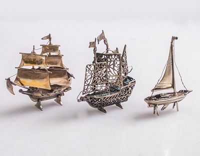 Silver Miniatures. Lot of 6 silver miniatures. Total weight: 86g.