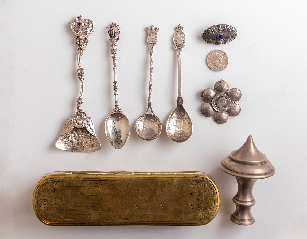 Dutch Items. Lot of 9 Dutch items from the 19th century - 20th century, including a brass snuff 