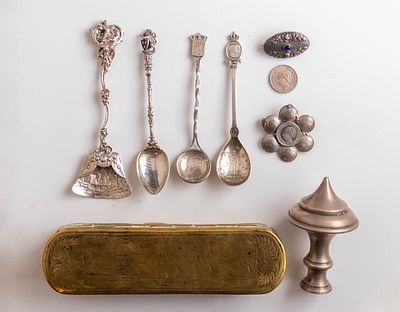 Dutch Items. Lot of 9 Dutch items from the 19th century - 20th century, including a brass snuff 