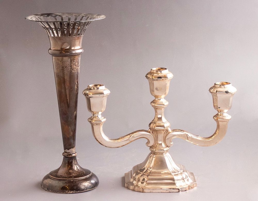 Silver Items, England/Germany. Lot of 2 silver items (weighted), consisting of an English vase 