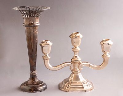 Silver Items, England/Germany. Lot of 2 silver items (weighted), consisting of an English vase 