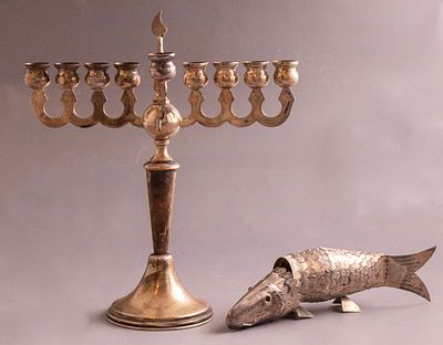 חנוכייה ודג לבשמים מכסף. לוט חנוכייה וכלי לבשמים בצורת דג מכסף, תוצרת ישראל. גובה/אורך:22-27 