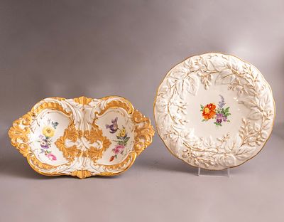 פריטי פורצלן, Meissen. לוט 2 פריטי פורצלן תוצרת מייסן, כולל מגש וצלחת. מעוטרים ציורי יד של 