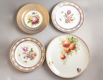 צלחות פורצלן, Sevres ו-KPM. לוט 4 צלחות פורצלן תוצרת Sevres ו-KPM, מעוטרות ציורי יד עם מוטיבים 