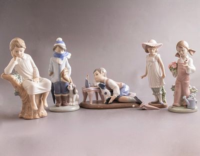 פיגורות פורצלן, Lladro. לוט 5 פיגורות פורצלן ספרדיות כולל 4 תוצרת Lladr&oacute; ואחת תוצרת Nao. מעוצבות 