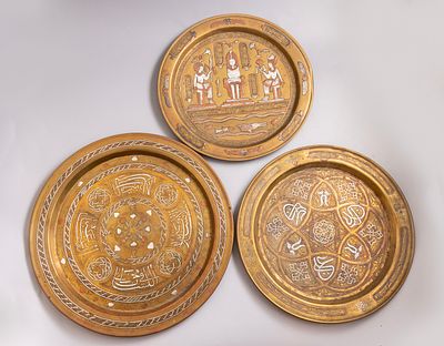 מגשי פליז דמשקאים. לוט 3 מגשי פליז איסלאמיים, משובצים כסף ונחושת בטכניקת דמשק. מעוטרים במוטיבים 