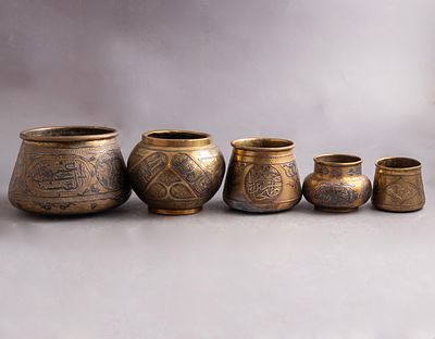 קעריות פליז, עבודת דמשק. לוט 5 קעריות פליז איסלאמיות, משובצות כסף ונחושת בטכניקת דמשק. מעוטרות 