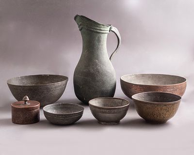 פריטי נחושת פרסיים. לוט 7 פריטי נחושת פרסיים, המאה ה-18-19. כולל קערות, קנקן וקופסה. חלקם מצופים 