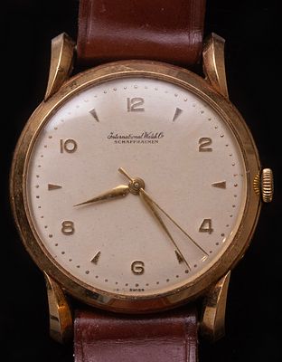 שעון יד מזהב, IWC Schaffhausen. שעון יד מכאני לגבר תוצרת IWC Schaffhausen. קופסה מזהב 18K. קוטר 