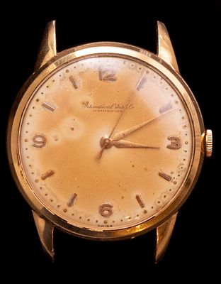 שעון יד מזהב, IWC Schaffhausen. שעון יד מכאני לגבר תוצרת IWC Schaffhausen. קופסה מזהב 18K. קוטר 