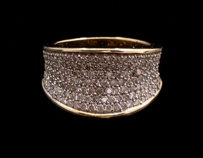 טבעת זהב ויהלומים. טבעת זהב 14K משובצת כ-150 יהלומים במשקל של כ-1 נק' כ"א. מידה: 7 US, משקל: 9.1 