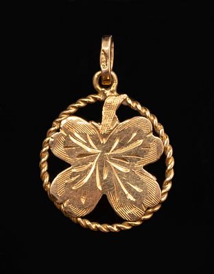 Gold Pendant. 18K gold pendant in the shape of a 4-leaf clover leaf. Diameter: 17 mm. Weight: