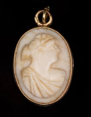 Gold & Cameo Pendant. 14K gold and cameo pendant, carved in the form of a woman. Length: 20 mm