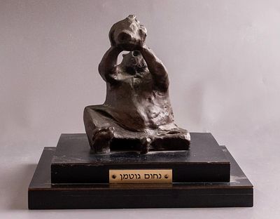 נחום גוטמן (1898-1980), איש שותה מכד, פסל ברונזה מוצמד לבסיס עץ, גובה (כולל הבסיס): 18 ס"מ 