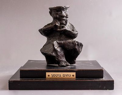 נחום גוטמן (1898-1980), שותה קפה, פסל ברונזה מוצמד לבסיס עץ, גובה (כולל הבסיס): 18 ס"מ, חתום 
