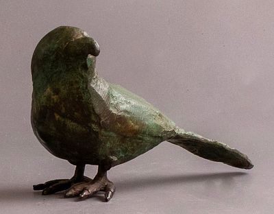 אילנה גור (נ. 1936), ציפור, פסל ברונזה, אורך: 15 ס"מ, חתום.