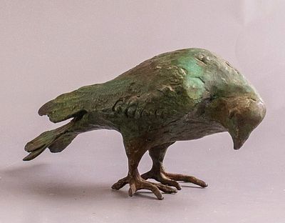 אילנה גור (נ. 1936), ציפור, פסל ברונזה, אורך: 20 ס"מ, חתום.