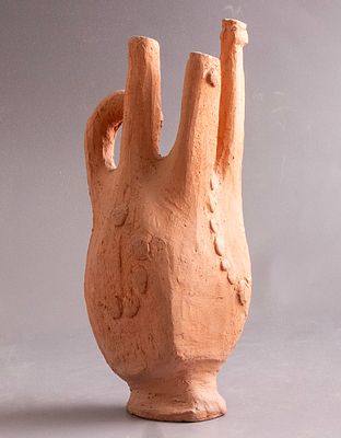 יחזקאל שטרייכמן (1906-1993), כד חרס, גובה: 24.5 ס"מ, חתום.