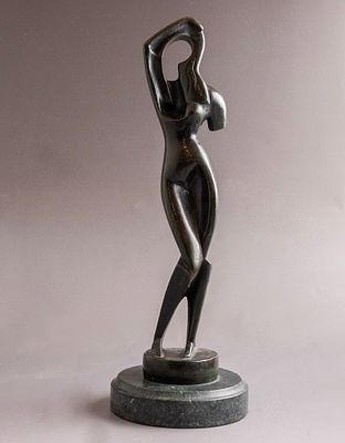 After Alexander Archipenko (1887-1964). על-פי אלכסנדר ארכיפנקו (1887-1964), אישה מסרקת את שערה 