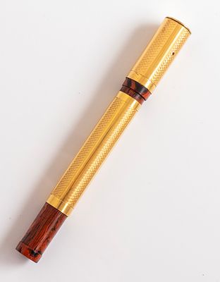 עט נובע, Waterman 17. עט נובע תוצרת ווטרמן, דגם 17, מנגנון Safety, צבע Red Ripple, גוף ומכסה עם 