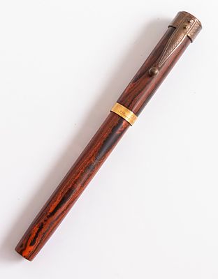 עט נובע, Waterman 52. עט נובע תוצרת ווטרמן, דגם 52, צבע Red Ripple עם טבעת דקורטיבית זהב 18K מלא 
