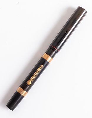 עט נובע, Waterman 52 Clipless. עט נובע תוצרת ווטרמן, דגם 52 Clipless, גומי מוקשה שחור עם שתי 