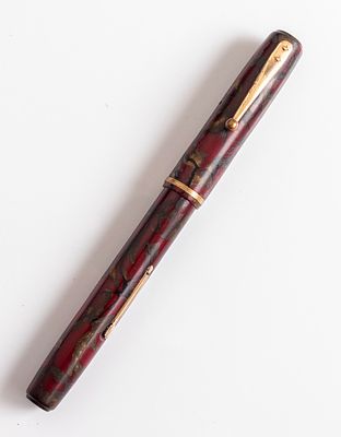 עט נובע, Waterman 92, צבע בורדו משויש. אורך: 12.7 ס"מ. ציפורן זהב 14K במידה F. מצב חיצוני טוב 