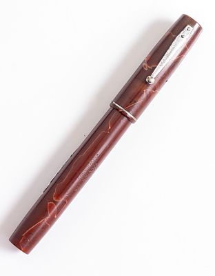 עט נובע, Waterman 32, צבע בורדו משויש. אורך: 12 ס"מ. ציפורן זהב 14K במידה F. מצב חיצוני טוב 