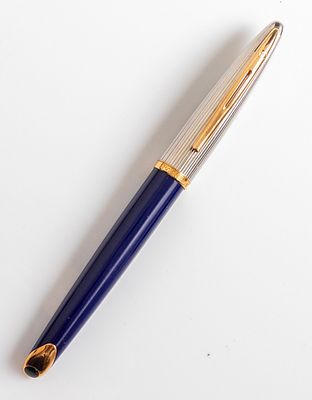עט נובע, Waterman Carene, לאקר כחול עם מכסה מצופה כסף. אורך: 14.6 ס"מ. ציפורן זהב לבן 18K במידה 