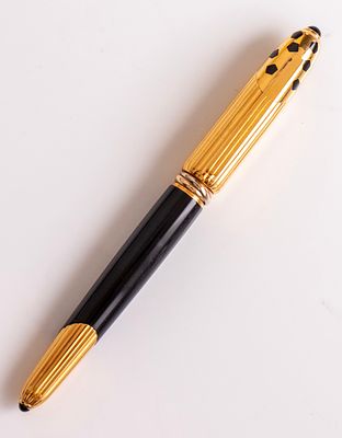 עט נובע, Cartier Panthere, גוף צבע שחור ומכסה מצופה זהב. אורך: 13 ס"מ. ציפורן זהב 14K במידה F. 