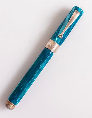 עט נובע, Montegrappa Symphony. עט נובע תוצרת Montegrappa, דגם Symphony, צבע טורקיז. אורך 13.8 