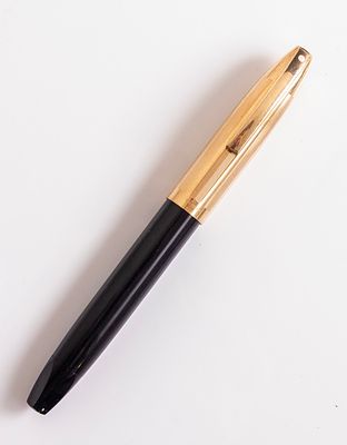עט נובע, Sheaffer PFM V, צבע שחור עם מכסה מצופה זהב. אורך: 13.6 ס"מ. ציפורן זהב 18K במידה M. 