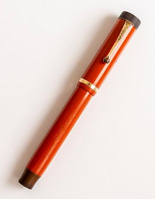 עט נובע, Parker Duofold Senior Lucky Curve, תוצרת ארה"ב, צבע כתום/אדום (Big Red). אורך: 14 