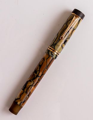 עט נובע, Parker Duofold Senior Canada, פנינה ושחור וציפוי זהב. אורך: 14 ס"מ. ציפורן זהב 14K 