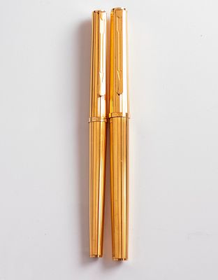 סט עטים, Parker 85. סט עט נובע ועט רולר תוצרת פרקר, דגם 85, מצופה זהב. אורך: 13.3-13.5 ס"מ. 