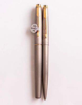 סט עטים, Parker T1. סט עט נובע ועט כדורי תוצרת Parker, דגם T1. אורך: 13 ס"מ. מכסה וגוף העטים 