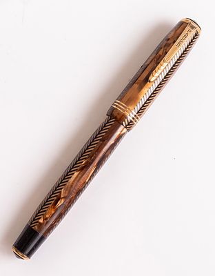 עט נובע, Parker Royal Challenger, צבע Brown Herringbone. אורך 13.1 ס"מ. ציפורן זהב 14K במידה F. 